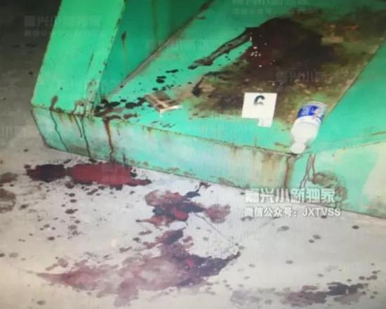 当事一方李某因为颈部受到刀伤,大出血,已经当场死亡。报警人熊某是当事的另一方,自己也是满身的血。