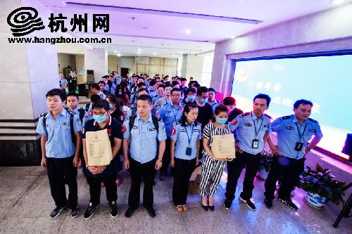 杭州公安破特大荐股诈骗团伙 每天十几万人收