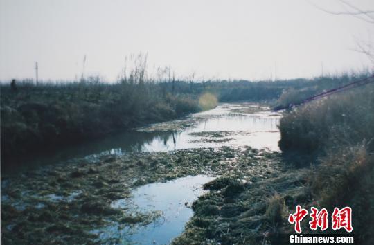 宗某才与宗吉某当年沉尸王某某的河道。秀洲警方供图 宗某才与宗吉某当年沉尸王某某的河道。秀洲警方供图
