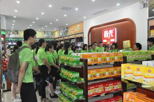 高考生上岗前参观春光食品专卖店