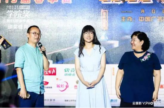 广告人文化集团总裁穆虹女士、燕庄品牌顾问 易合博略品牌咨询机构总裁赵一鹤为特别大奖获奖者颁奖