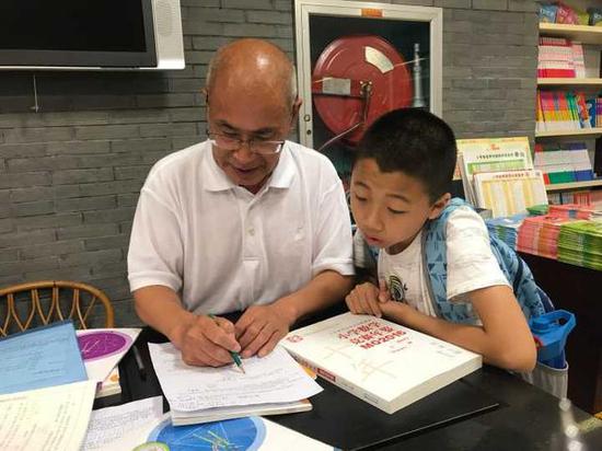 杭州72岁大咖义务教数学11年 书店设教席(图)