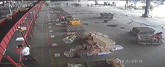 公司包裹不翼而飞 杭州1快递小哥监守自盗女友