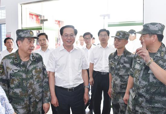 省委省政府领导八一前夕慰问部队官兵