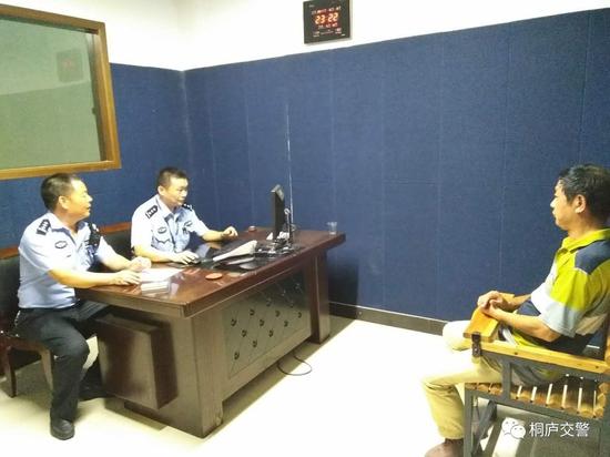 杭州1男子骑车撞翻八旬老人逃逸 外孙追上去遭