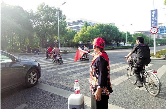 杭州70多岁老人坚持做志愿者路口执勤 特别活