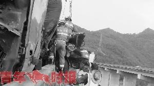 一家三口出车祸命悬高架 8岁小女孩鼓励爸妈坚持