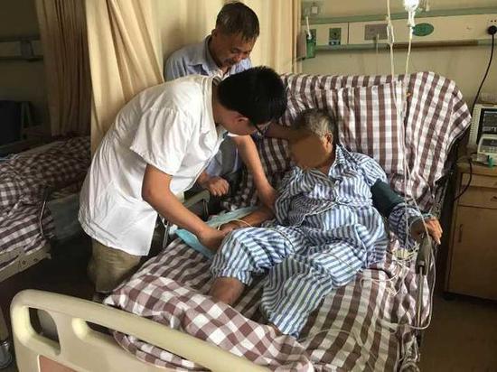 杭州一大姐虎口被虾刺了一下生命垂危 手脚严