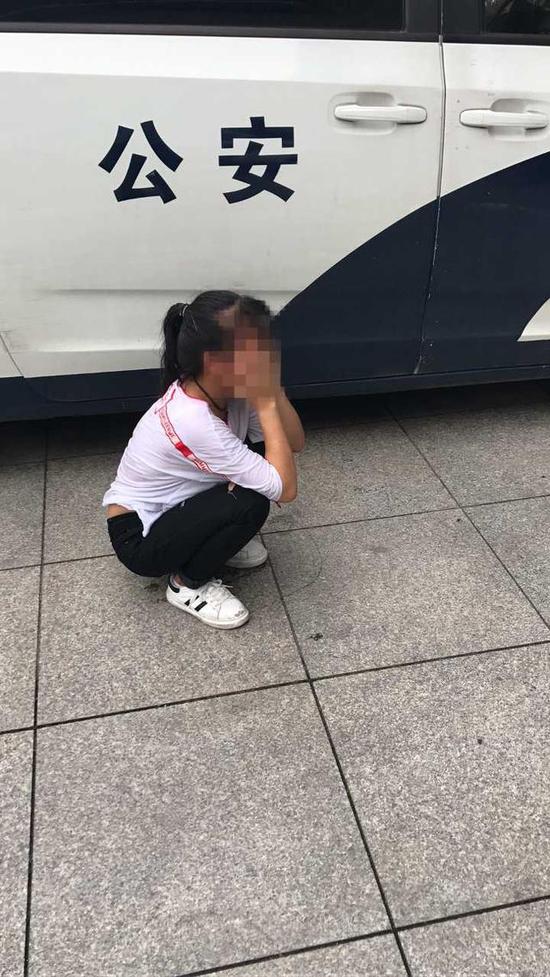 女娃娃啥问题一律不肯回答,就是掩面大哭,嚎着:“不要你们管!”