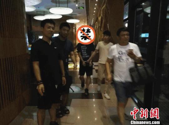 图为:警方抓捕现场。湖州警方供图 图为:警方抓捕现场。湖州警方供图