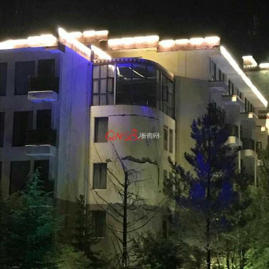 葛胜军所入住的酒店外墙出现了很大一条裂缝