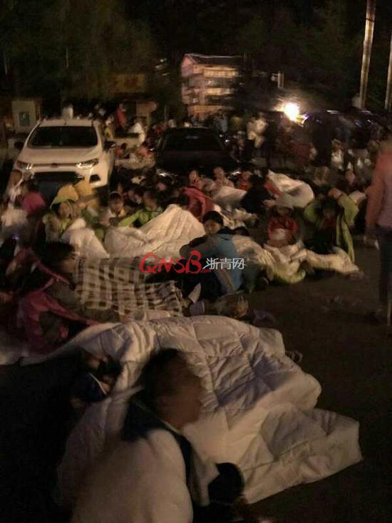 大家在酒店外的广场上呆了一夜