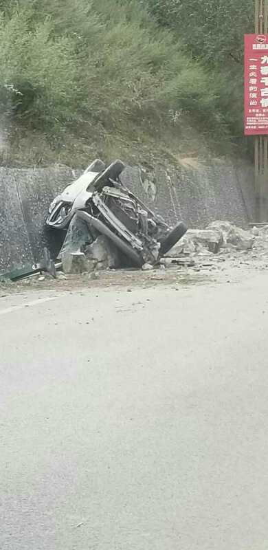 从九寨沟“逃”到成都的一路上看到很多被石块砸中的车
