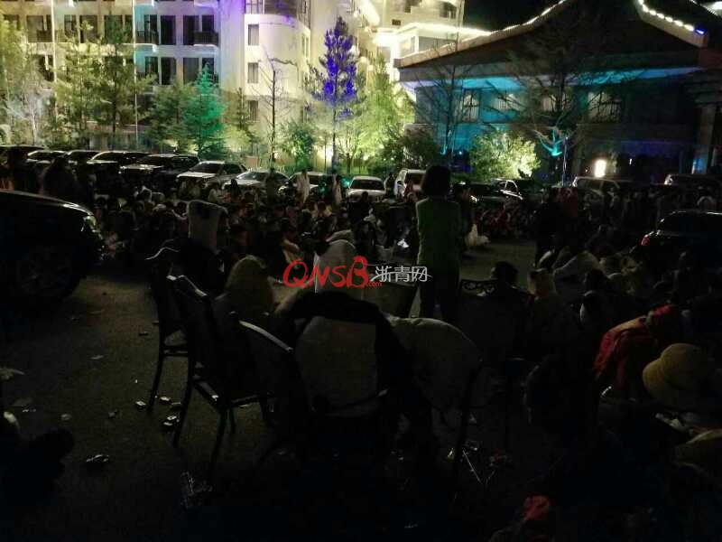 大家在酒店外的广场上呆了一夜