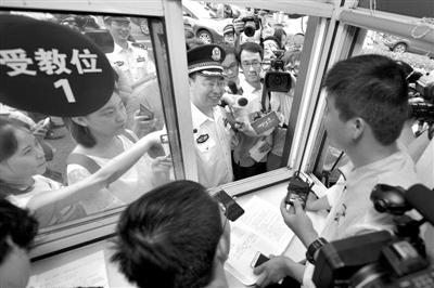徐加爱现场教育骑电动车的外卖小哥 徐加爱现场教育骑电动车的外卖小哥