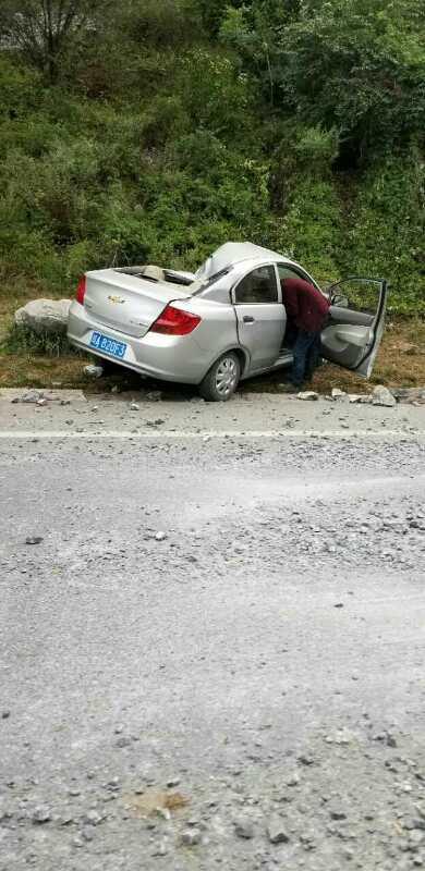 从九寨沟“逃”到成都的一路上看到很多被石块砸中的车