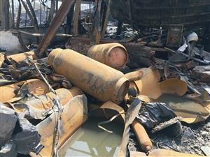 现场气罐横七竖八倒在地上,有的已被炸裂