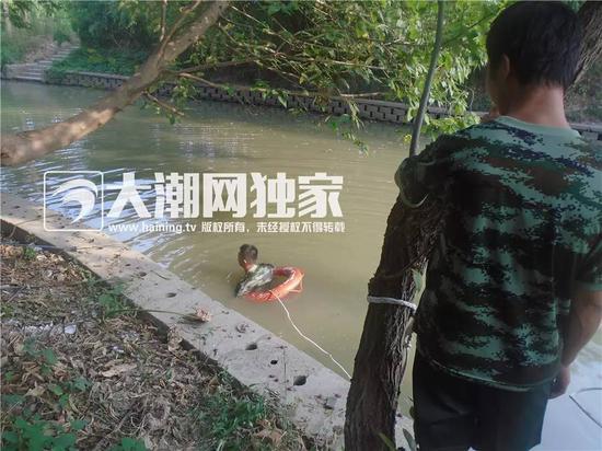 之后水上派出所、海豹救援队也立即赶到了现场增援搜寻,救援队员使用船只、滚钓等继续搜索。