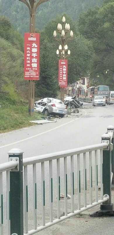 从九寨沟“逃”到成都的一路上看到很多被石块砸中的车