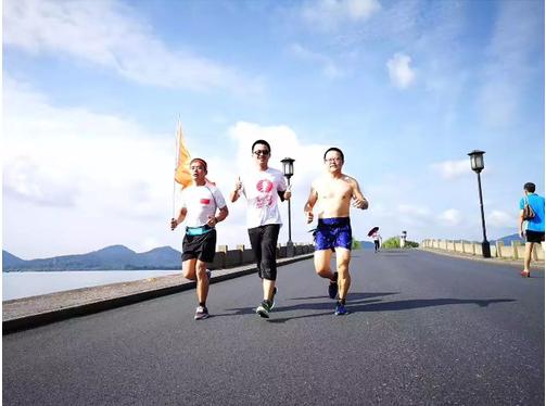 跑友们跑过断桥▲