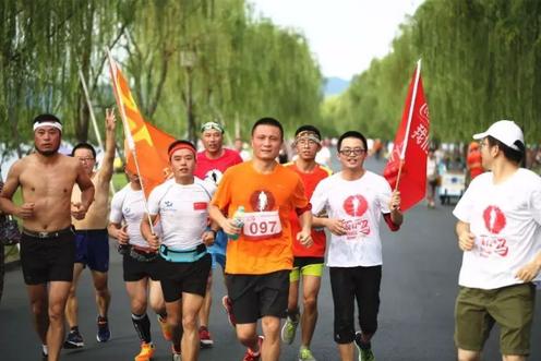 浙江太古可口可乐饮料有限公司市场销售总监曹为伟领跑▲