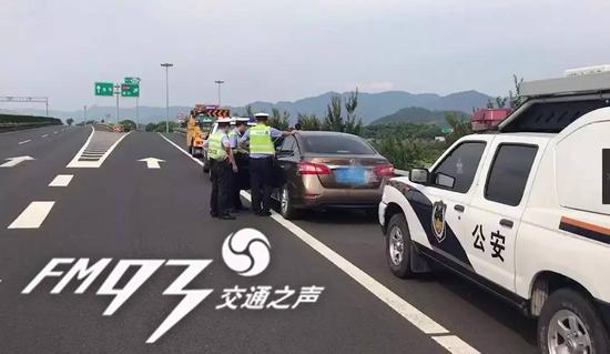 丽水高速口小车被抢 网友直呼:太嚣张