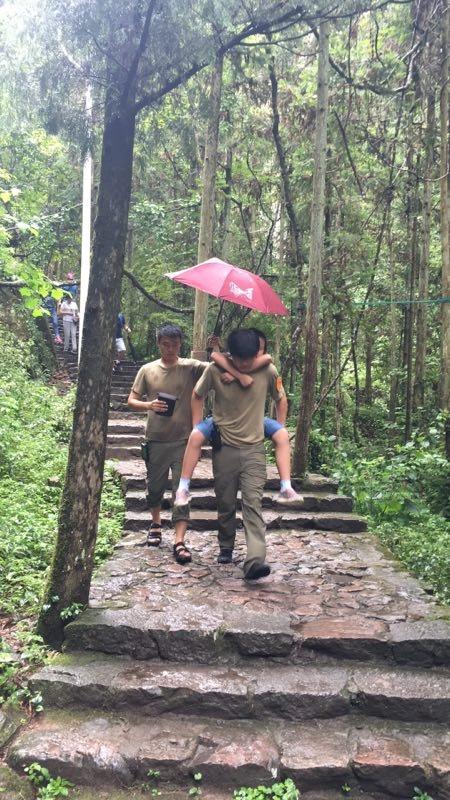 台州一女游客突发心脏病 众人协力救助转危为安