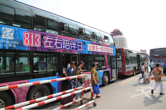 在广州,投放的是230线路,一条通往市中心,且经过华南师大、华南理工等南方知名高校的超长线路。