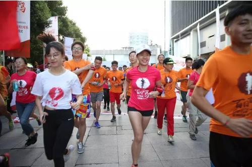 鸣抢后,跑友们自信满满地出发▲