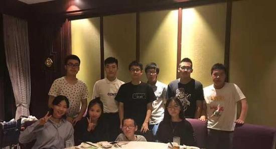 ▲镇炜和高中同学们,他说,高中生涯,特别感谢大家的帮助