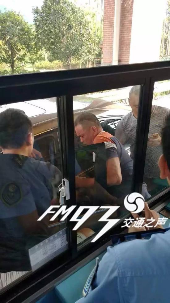 丽水高速口小车被抢 网友直呼:太嚣张