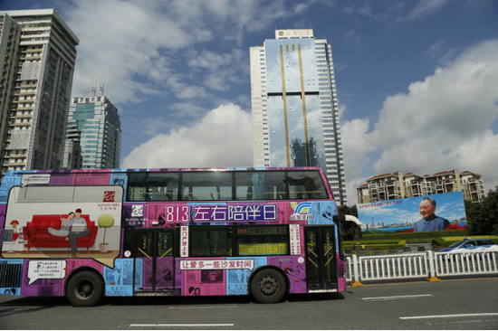 在北京,投放的是特6路,泛中关村专线,纵贯海淀区南北,穿过中关村核心区域,高端消费群体集中;