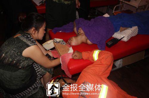 金华一男孩因贪玩 不慎将头卡在美容床内