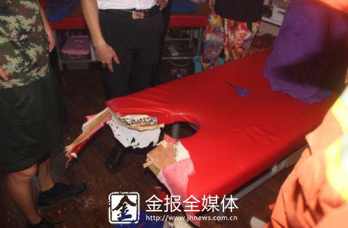 金华一男孩因贪玩 不慎将头卡在美容床内