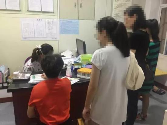 几个患者提出疑问:为什么一桌人同样吃了,有的人发病,有的人一点症状都没有?