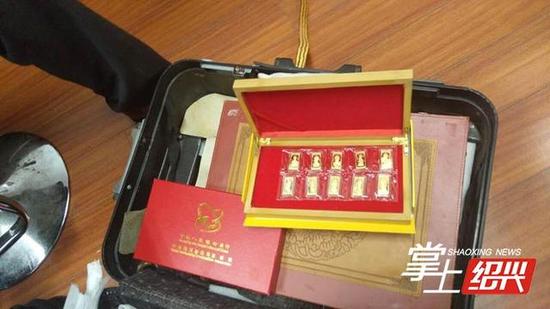 价值近百万金器遗落出租车 绍兴司机完璧归赵
