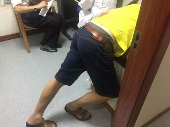 壮汉被两条小黄鱼“打倒”