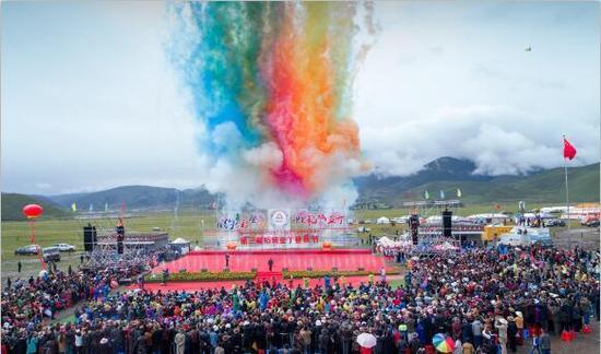 稻城登秋季节开幕式现场