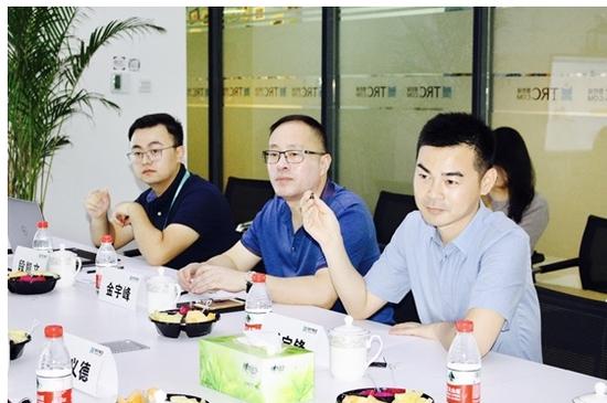 (董事长潘宝锋正在为考察团介绍泰然集团业务布局)