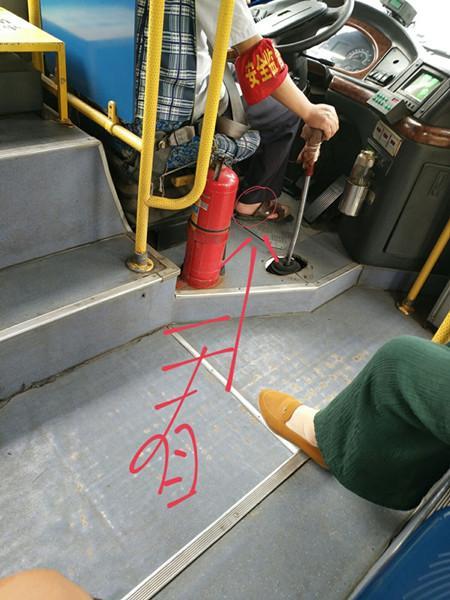 绍兴一公交车司机穿拖鞋开车 交警:属交通违法行为