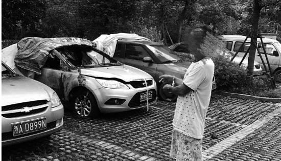 在停车场刮蹭到别人的车,我看没事情就走了,这