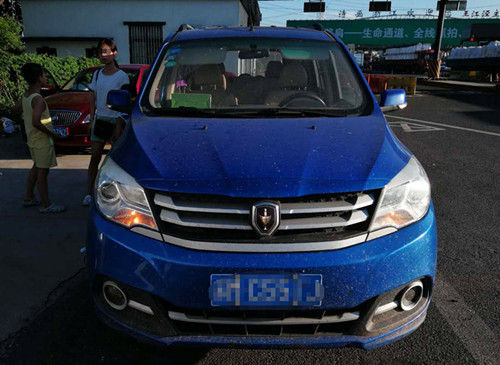 图为:涉事的小轿车。嘉兴高速交警供图