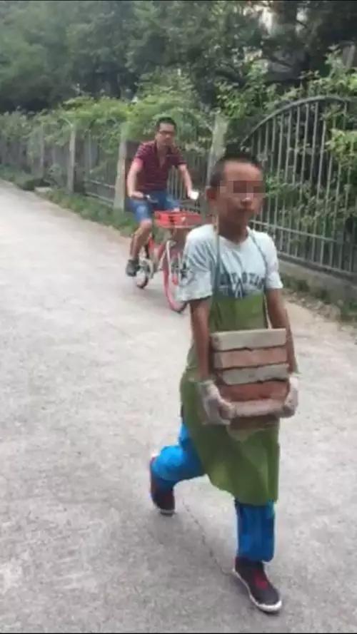9月1日是中小学校正式开学第一天,这个小男孩去上学了吗?