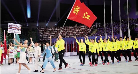 全国第十三届学生运动会昨在杭开幕 孟关良点燃圣火