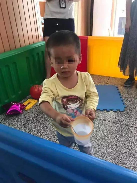 没有领证,姐弟恋生下孩子还到网上“送”养
