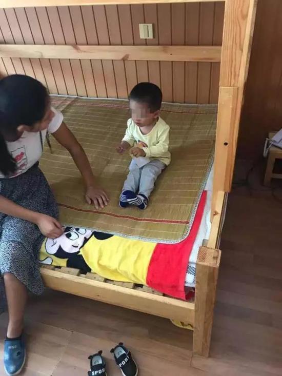 小宝的聪明伶俐让养父母很是欢喜