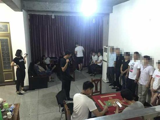 谢某某、许某某、谢某已被临安警方依法刑事拘留,其余13人被依法行政拘留。目前,案件正在进一步办理中。