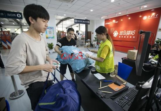 “我们上学的时候带被褥都不算啥,还要自己带米面换成饭菜票。90年代初的事。”这是70后大学生。