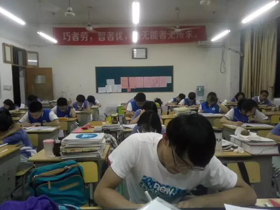 朋友圈一发出,随即得到了近百条点赞和评论。