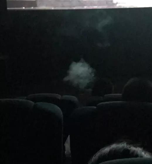 对于在影院观影时遭遇的不良体验,曾有不少网友在网上发帖吐槽过。打电话、玩手机、抖脚、剧透……不少人深受这些行为的困扰。